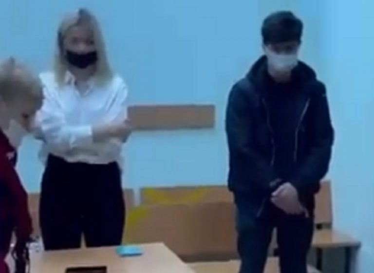I due fermati negli uffici della polizia russa