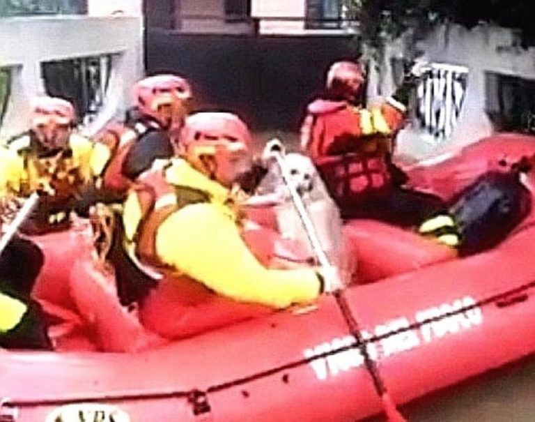 Il salvataggio dell'uomo ed el suo cane a Tivoli di Siracusa