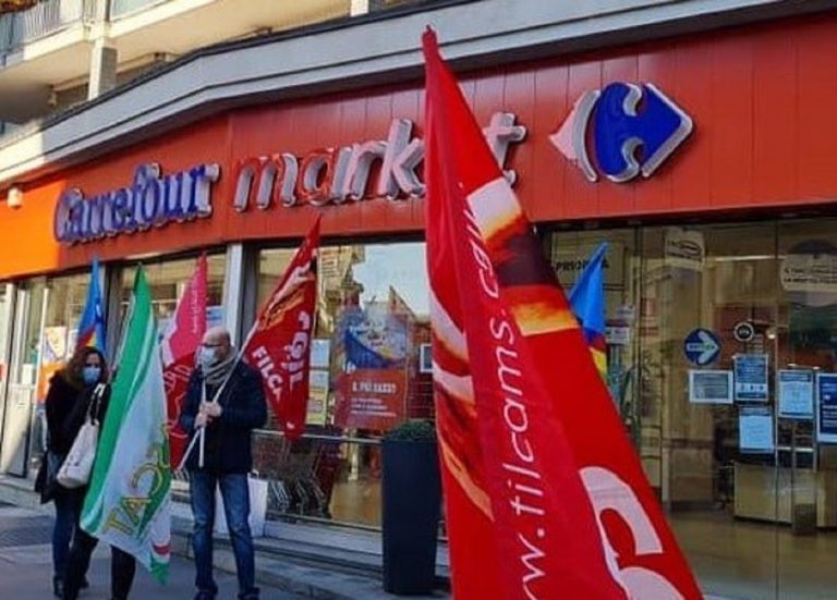 Un presidio Cgil davanti ad uno store Carrefour