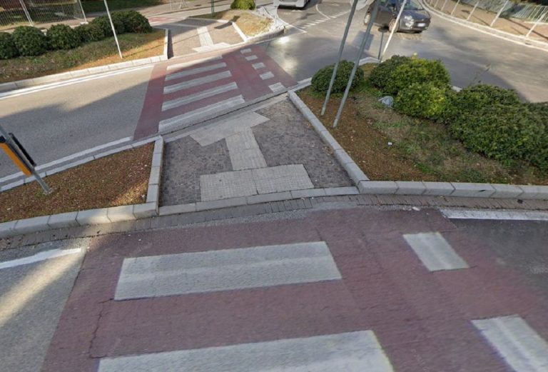 12enne investita fuori da scuola