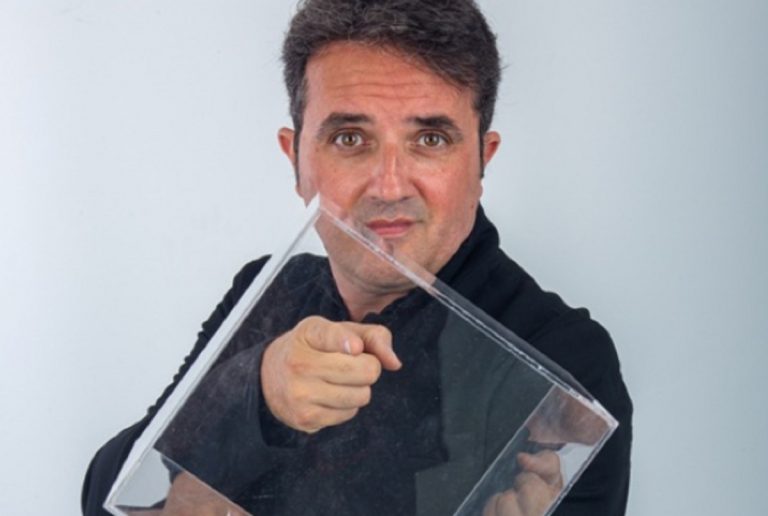 Christian Carapezza chiuso in una teca di vetro