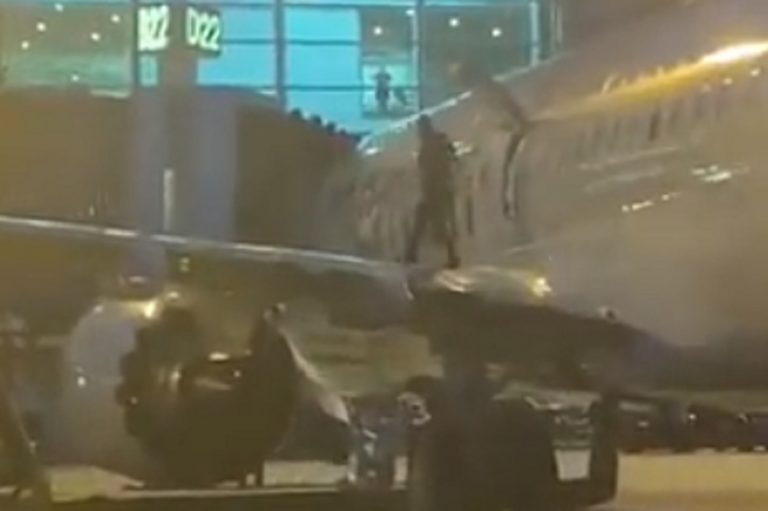 Christian Segura mentre esce sull'ala del volo 920 AA