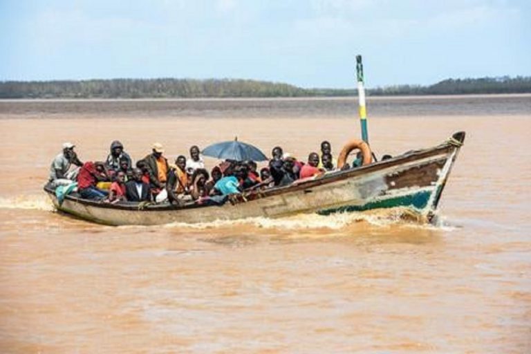 Un natante strapieno sul Congo