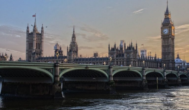 Covid picco decessi UK