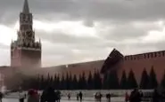 Un frame della raffica che ha provocati danni al muro del Cremlino