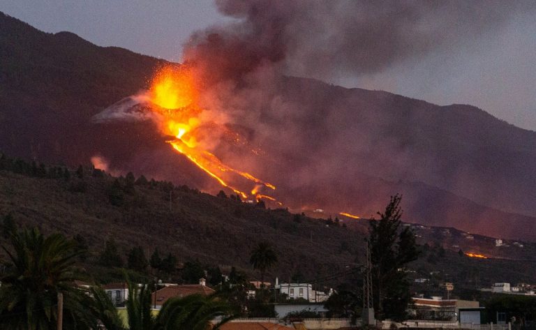 Una colata del Cumbre Vieja sul versante che degrada verso l'aeroporto
