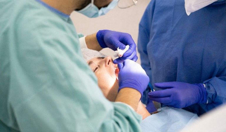 Donna si estrae denti