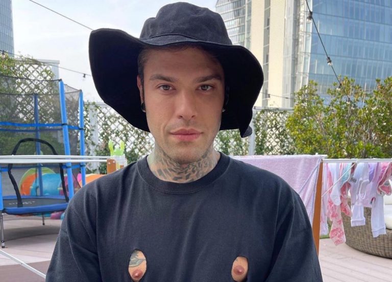 Fedez parla con il piccolo Leone
