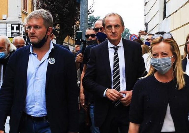 Carlo Fidanza (a sx) con Giorgia Meloni