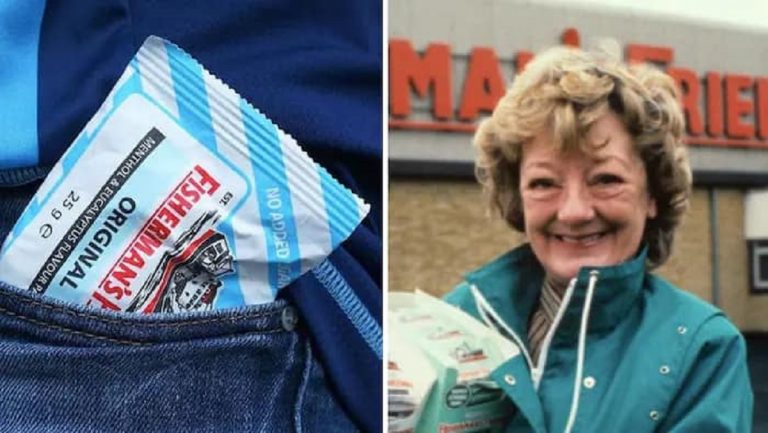 Doreen Lofthouse ed una confezione delle sue iconiche caramelle