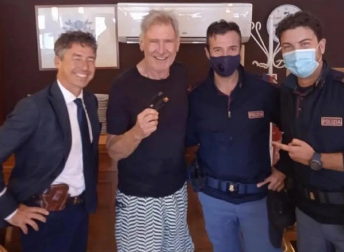 Harrison Ford con Manfredi Borsellino e i poliziotti che gli hanno ritrovato la carta di credito