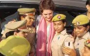 Priyanka Gandhi attorniata da ragazze