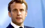 Esibisce il green pass di Macron