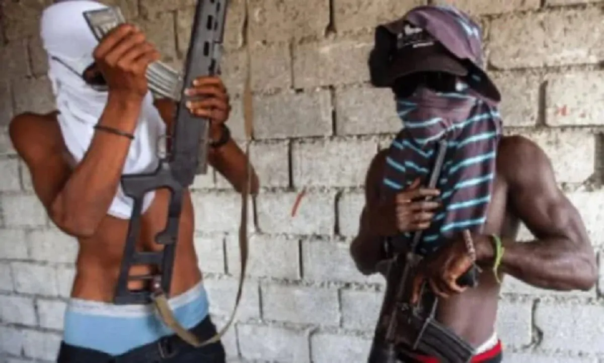 Due membri delle gang che spadroneggiano ad Haiti