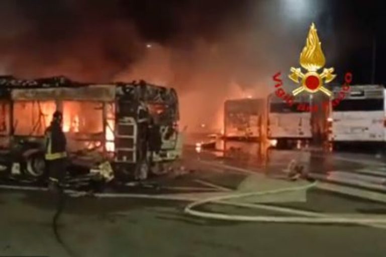 Incendio nel deposito Atac di via Prenestina