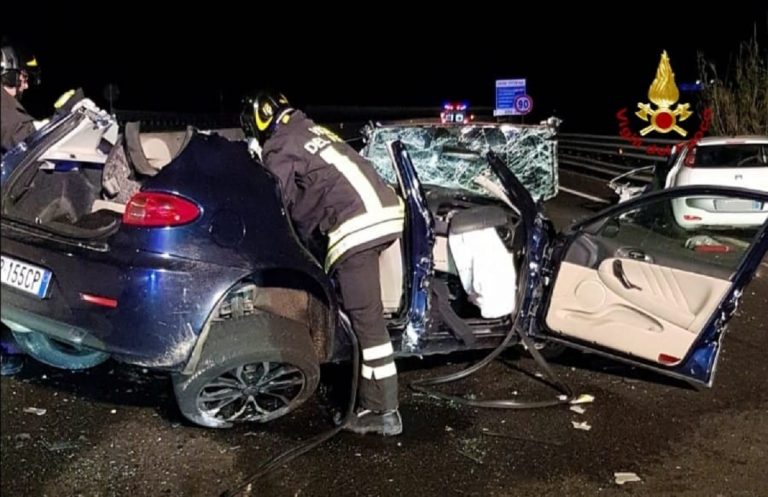 Auto contromano innesca un terribile incidente frontale: morto un 35enne