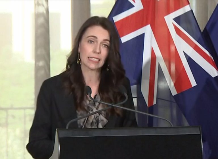 La premier Ardern durante la conferenza con annesso sisma in diretta