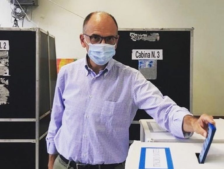 Enrico Letta mentre vota