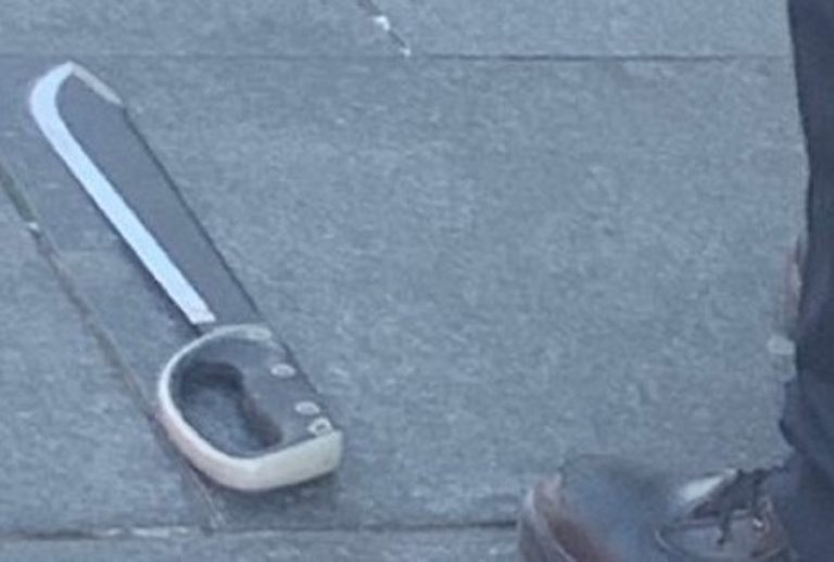 Lo spaventoso machete impugnato dal rapitore che ha tentato di violentare la ragazza