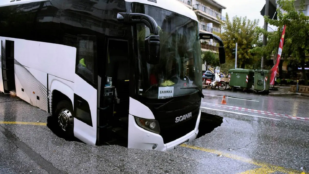 Maltempo in Grecia, autobus cade in una voragine a Salonicco