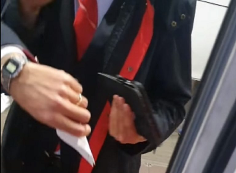 I controllori che esortano la Martani a scendere