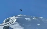 Un elicottero del Pghm di Chamonix in volo sul Monte Bianco