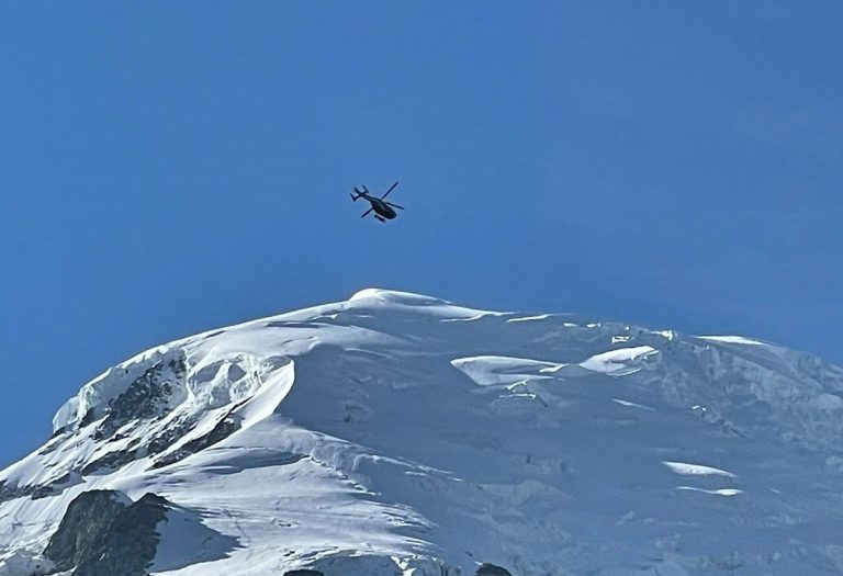 Un elicottero del Pghm di Chamonix in volo sul Monte Bianco