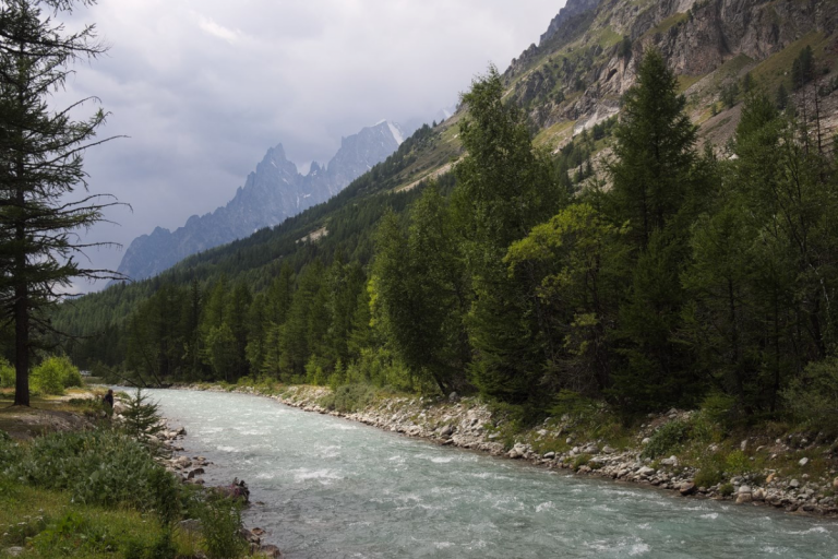 defunto ai piedi del fiume