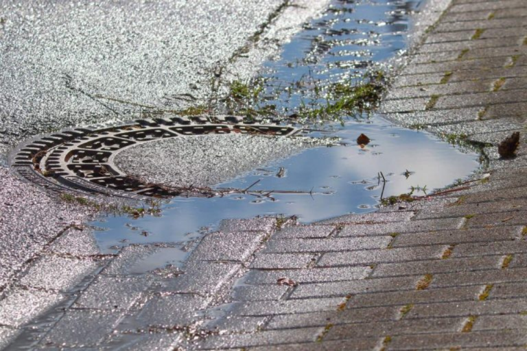 morto in un tombino