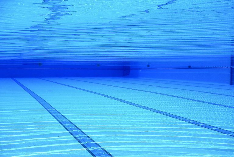 Ragazza morta annegata in piscina