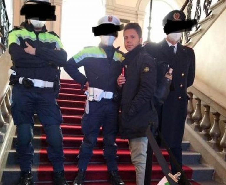Ugo Rossi e il "cordone" di poliziotti