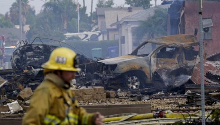 San Diego, aereo precipita tra le case