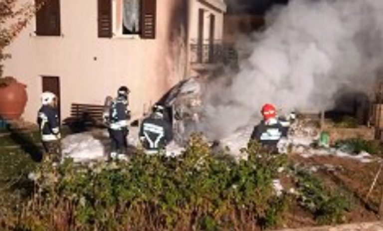 Sarnonico auto contro casa