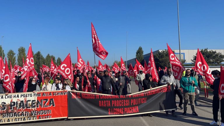 Sciopero generale, occupato magazzino Amazon a Piacenza