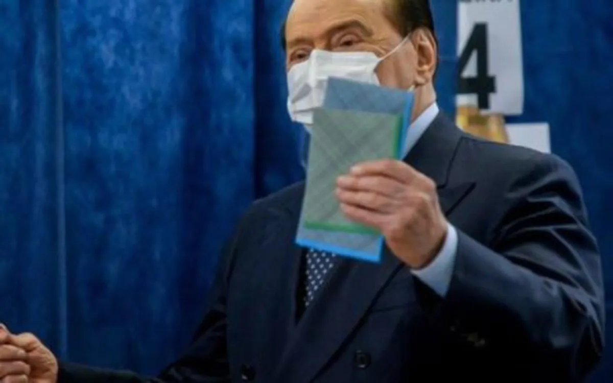 Berlusconi al seggio per le elezioni comunali