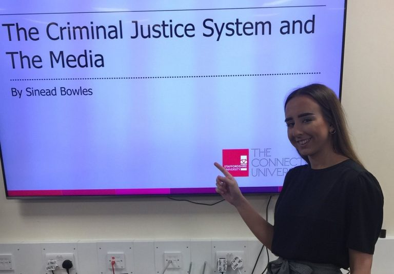 Sinead Bowles durante una sessione di studi penali
