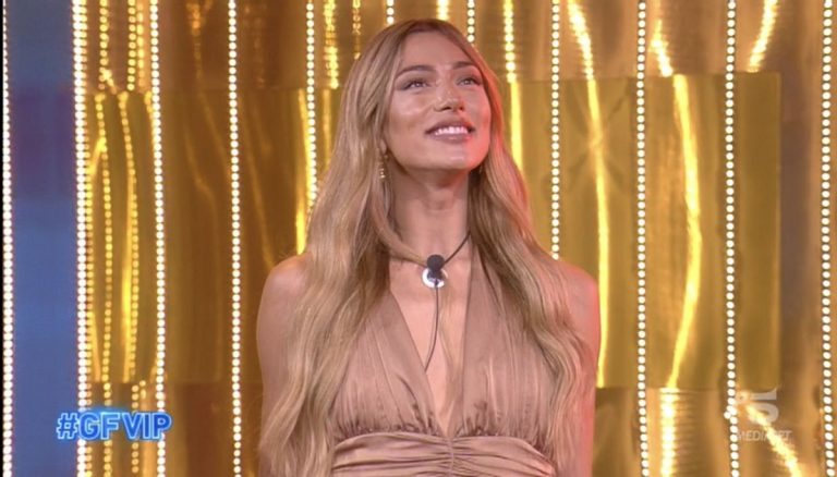 GF Vip 6, Soleil si avvicina ad Alex Belli e Nicola Pisu durante la festa