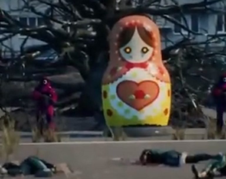 Un frame con la "matrioska killer"