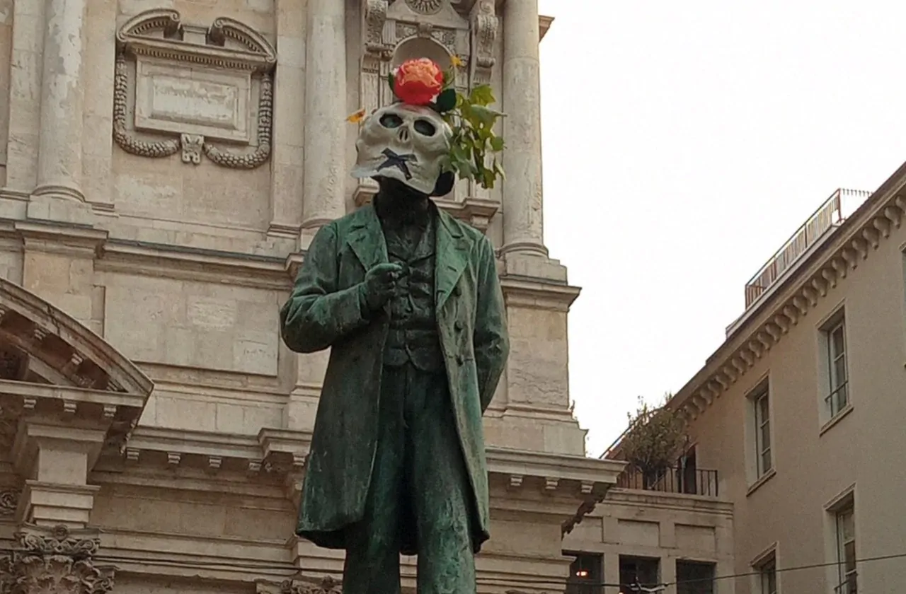 Statua teschi Milano