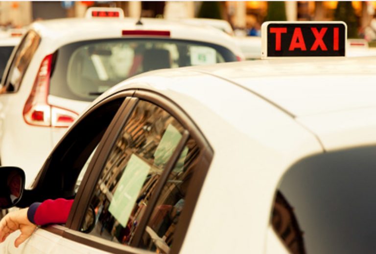 Turista lascia la borsa piena di soldi nel taxi a Roma