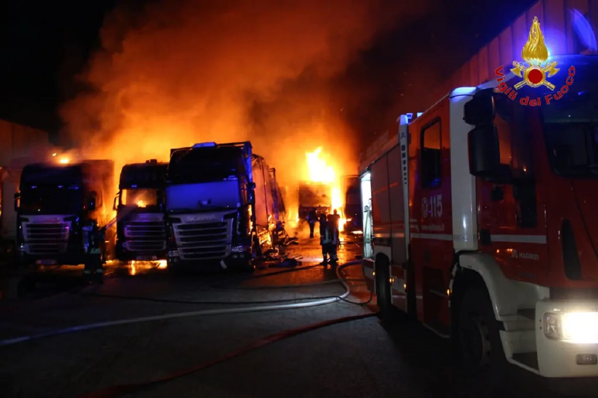 Avellino, incendio in un deposito di autoarticolati: 12 tir distrutti dalle fiamme