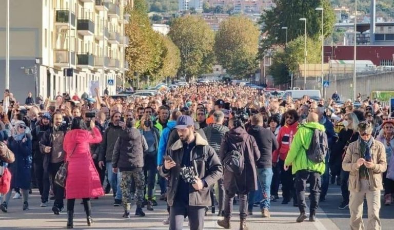 Trieste stop assembramenti