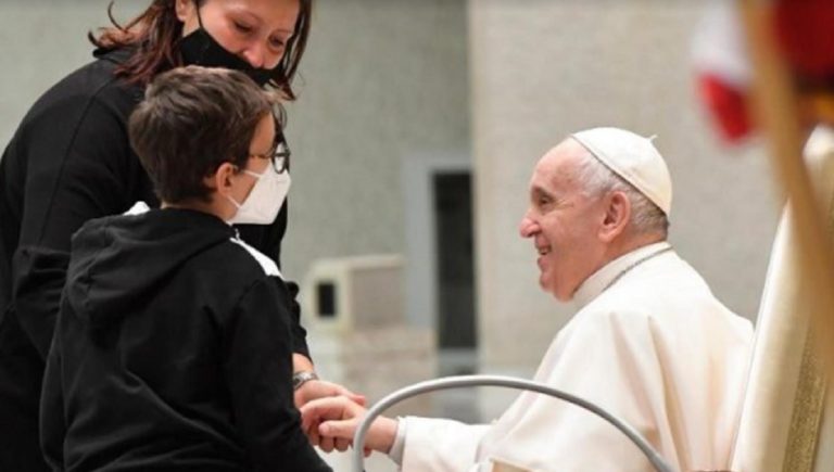 Vaticano bimbo sul palco