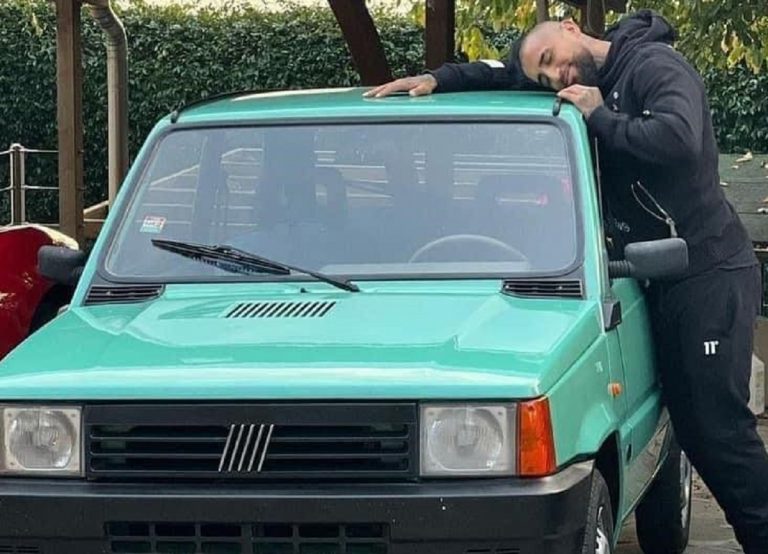 Arturo Vidal con il suo "Pandino" verde