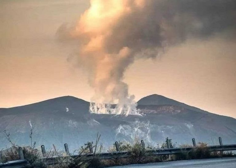 Il pinnacolo di fumi tossici a Vulcano