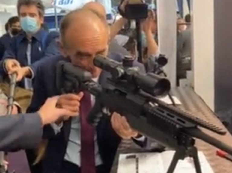 Eric Zemmour brandeggia il fucile da sniper