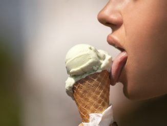 Mangia un gelato e rischia di morire per allergia