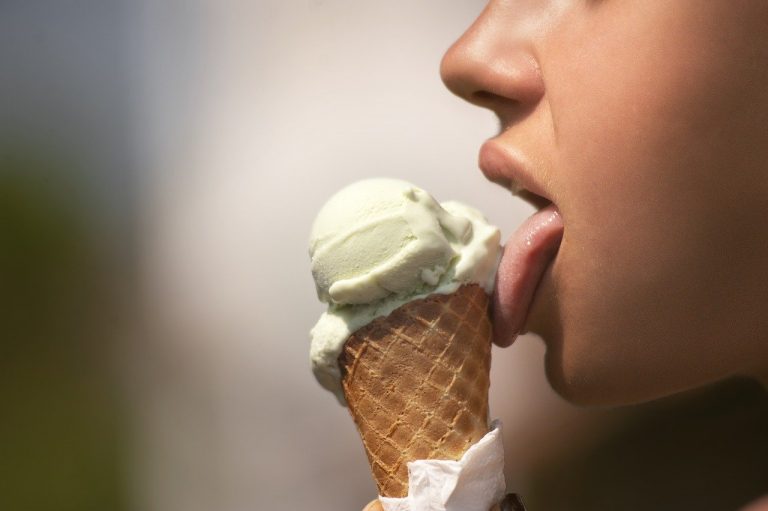 Mangia un gelato e rischia di morire per allergia