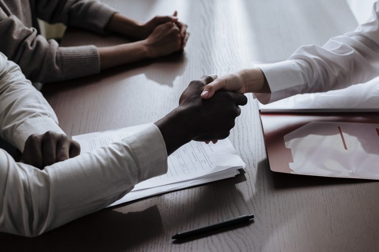 Strette di mano e abbracci? Vediamo in primavera