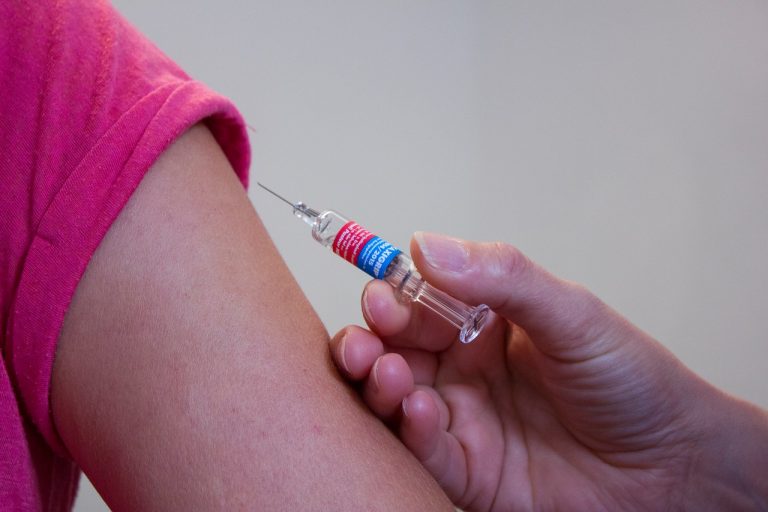 Infermiera finge di vaccinare il figlio: denunciata